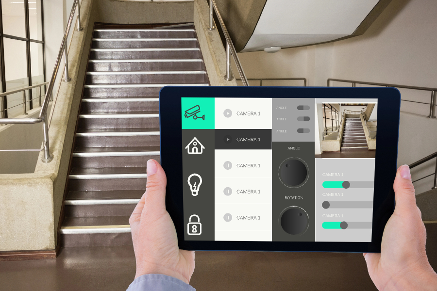 quelqu'un utilisant sa tablette connectée dans son domicile