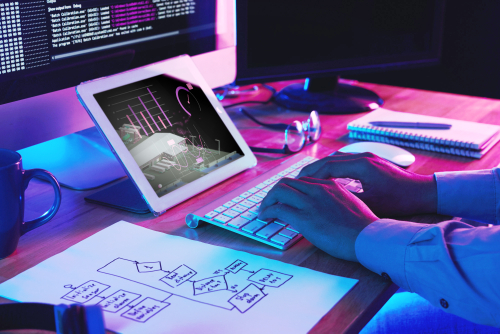 homme pianotant sur sa tablette connectée