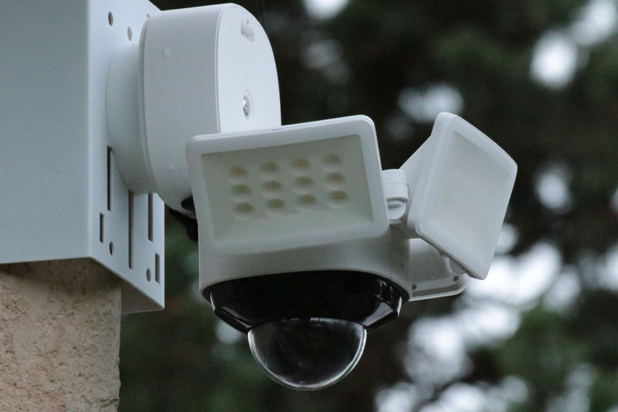 caméra surveillant sous elle