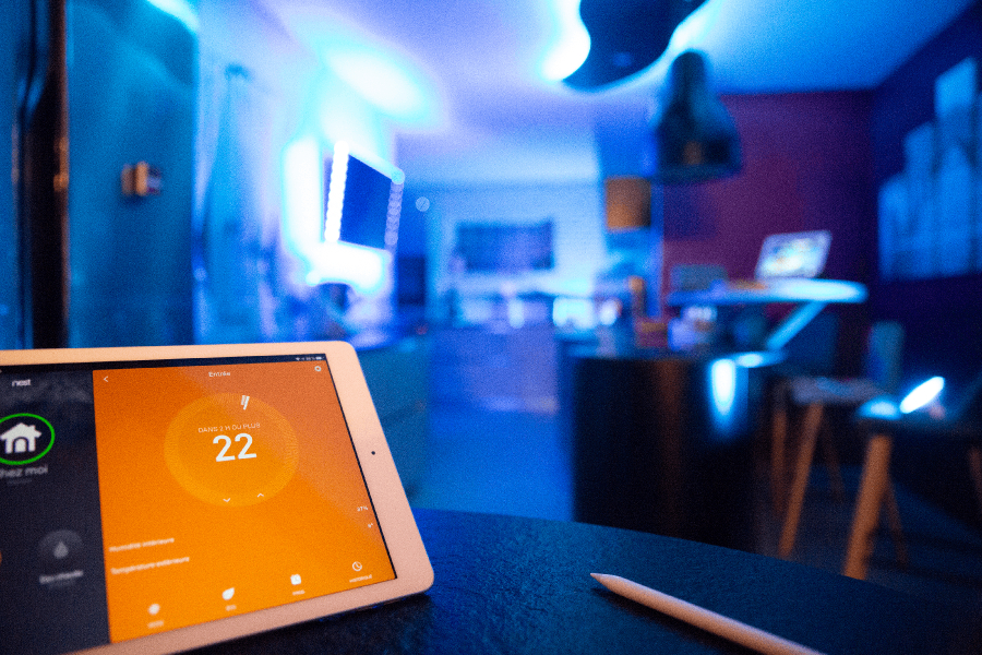 tablette connectée contrôlant les lumières de la pièce