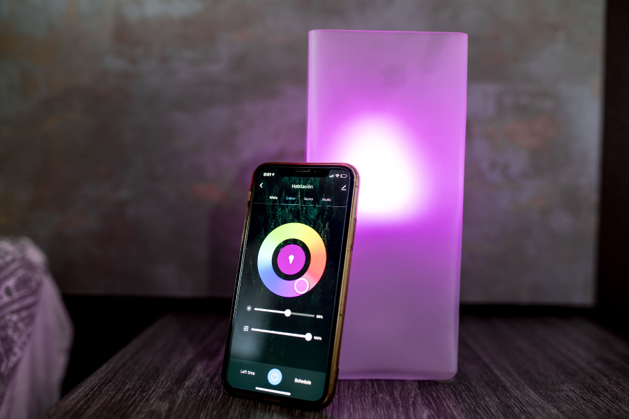 un téléphone contrôlant la couleur d'une lampe