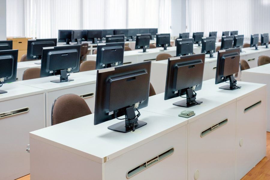 rangées de tables équipées d'ordinateurs