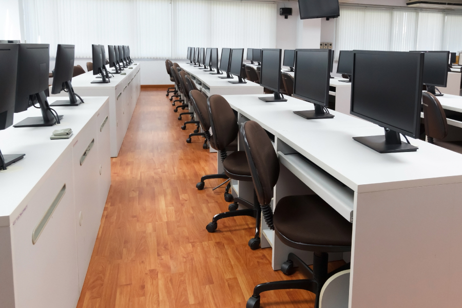 rangées de tables équipées d'ordinateurs